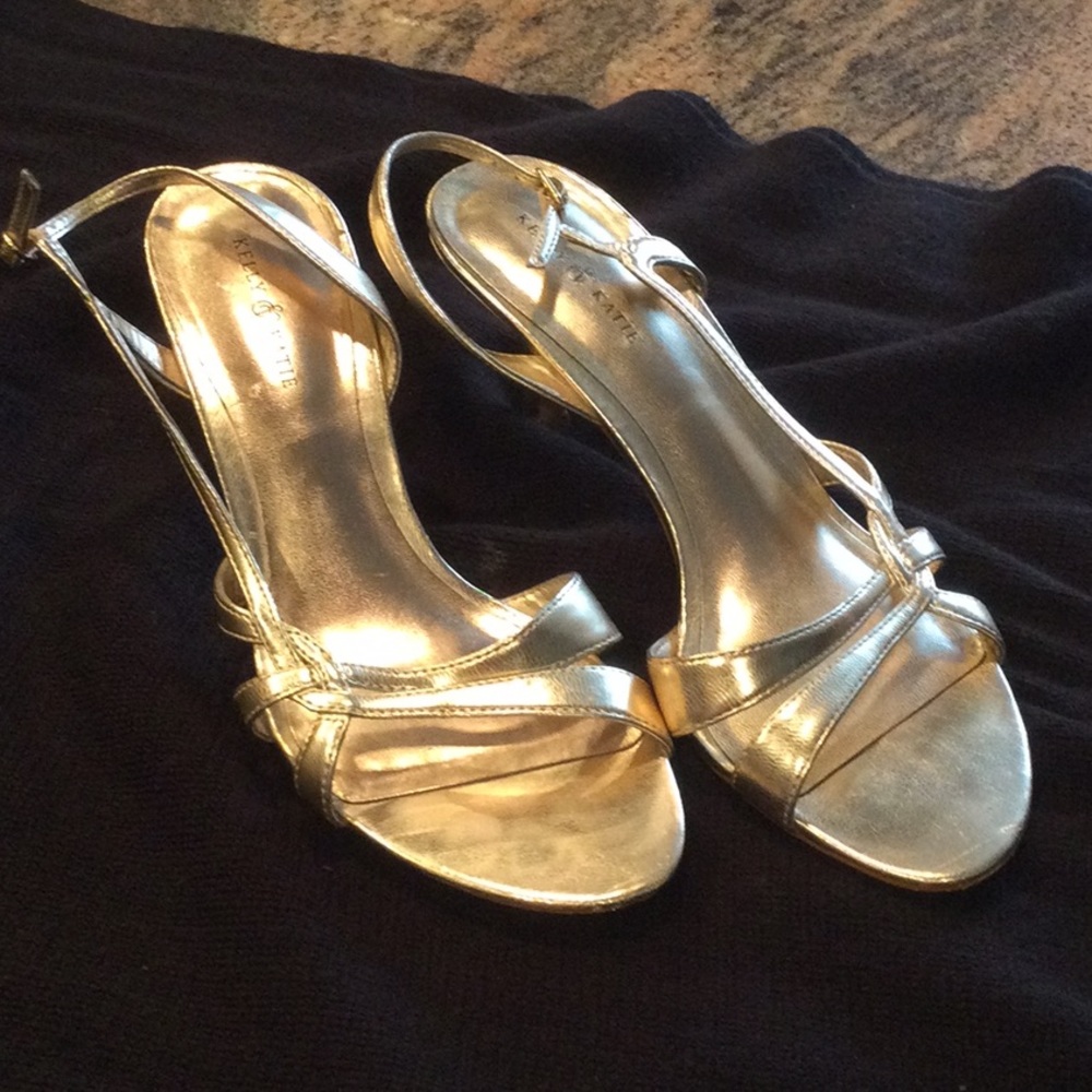 Womens dress sandals 8.5 in gold tone